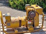 une machine jaune posée sur une palette