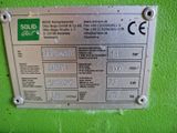 un gros plan d'une plaque métallique sur un mur vert
