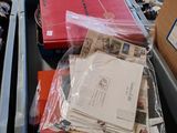 une table sur laquelle sont posés un tas de papiers et d'autres objets