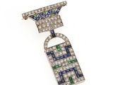 une broche Art déco sertie de diamants, de saphirs et d'émeraudes