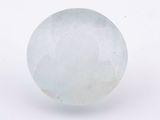 un gros plan d'une boule de marbre blanc posée sur une surface blanche