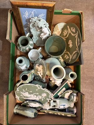 Lot de sujets en biscuit vert, dont Wedgewood - Photo 1