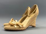 une photo d'une paire de chaussures beiges ornées de nœuds