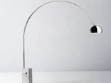 une photo en noir et blanc d'une lampe posée sur une table