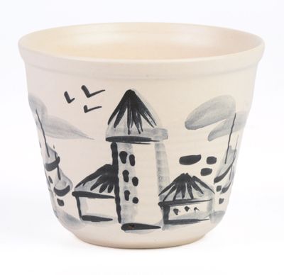 une tasse blanche ornée d'un dessin en noir et blanc