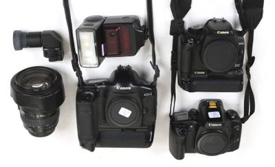 many cameras that are sitting next to each other