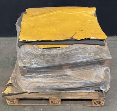 une palette recouverte d'une bâche jaune