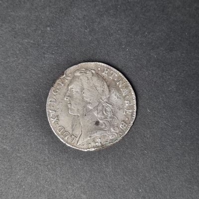 gros plan d'une pièce de monnaie en argent sur une surface noire