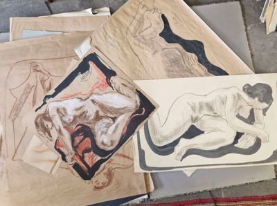 de nombreux dessins représentant un homme allongé par terre