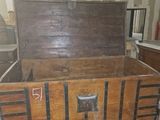 une commode en bois avec des tiroirs et un miroir dans une pièce