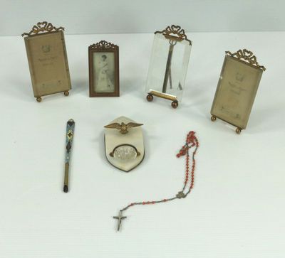 un grand nombre d'objets posés sur une table