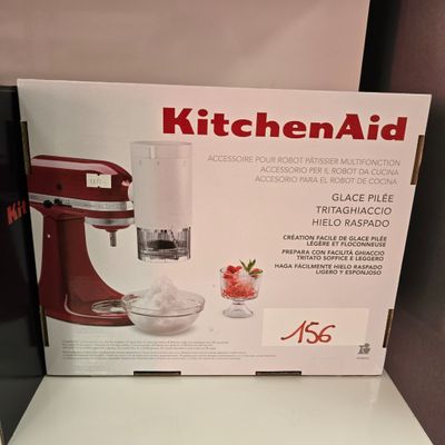 emballage d'un robot de cuisine « KitchenAid » posé sur une étagère dans un magasin