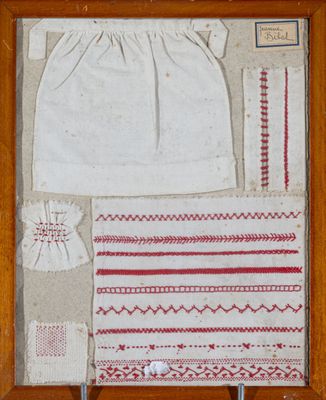 une photo d'une photo représentant des vêtements de bébé dans un cadre-vitrine