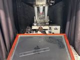 une machine posée sur une table dans une pièce