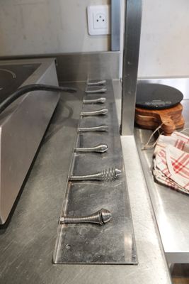 un comptoir en métal sur lequel sont posées plusieurs vis