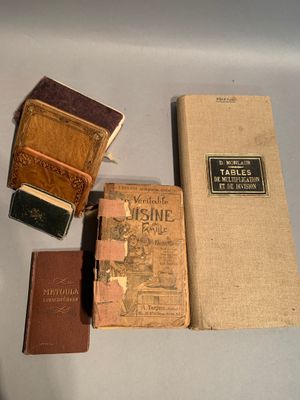 trois livres posés sur une table l'un à côté de l'autre