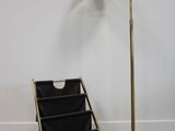 lampe sur pied en laiton plaqué, avec porte-revues et porte-journal