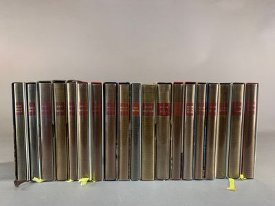 un groupe de livres superposés sur une table