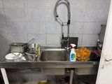 un évier en inox dans une petite cuisine, équipé d'un robinet