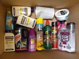 une boîte remplie de produits d'entretien qui se trouvent dans la boîte