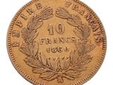 gros plan d'une pièce de monnaie sur fond blanc