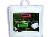 un gros plan sur un sac rempli d'oreillers sur fond blanc