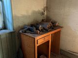 un petit bureau dans un coin d'une pièce dotée d'une fenêtre