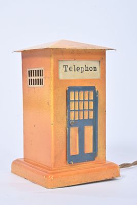 une cabine téléphonique miniature avec une porte bleue et un toit marron