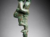 une image représentant une statue en bronze d'une femme tenant un enfant dans ses bras