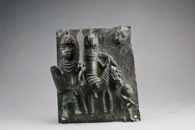 statue représentant un homme à cheval et une femme à cheval