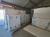 de nombreuses caisses de boîtes blanches dans un entrepôt