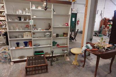 une pièce dans laquelle se trouvent de nombreuses étagères et une table