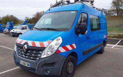 une camionnette bleue garée dans un parking
