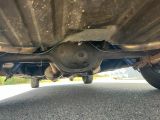 un gros plan sur le tuyau d'échappement et le silencieux d'une voiture