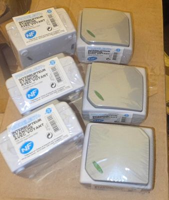 quatre boîtes de savon posées sur le plan de travail d'une cuisine