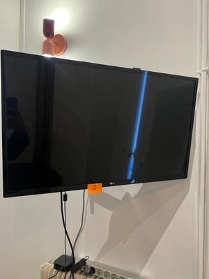 un téléviseur à écran plat fixé au mur d'une pièce
