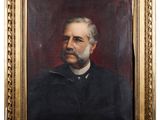 portrait d'un homme vêtu d'un manteau noir et portant une barbe blanche