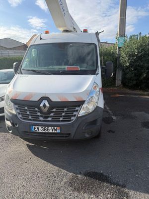 un camion blanc équipé d'une grue, garé sur un parking