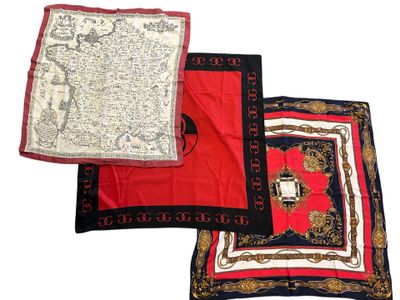 Lot de quatre foulards dont un HERMES, Brides de Gala, 90 x 90 (taché, - Photo 1