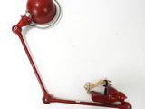 une lampe rouge posée sur une table blanche