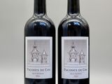 deux bouteilles de vin rouge posées l'une à côté de l'autre sur une table