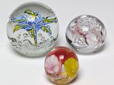 trois billes de verre posées sur une table