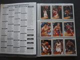 une image représentant un livre sur lequel sont posées plusieurs cartes de basket