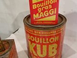 trois boîtes de conserve placées l'une à côté de l'autre sur une table