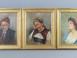 trois tableaux encadrés représentant des personnes portant des chapeaux et des robes, accrochés à un mur bleu