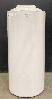 l'image d'un chauffe-eau blanc posé sur un comptoir