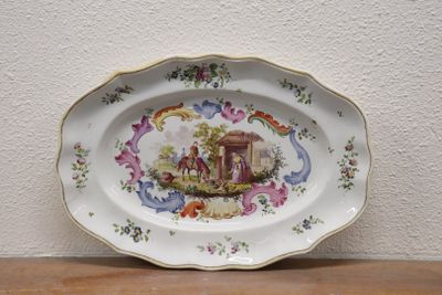 une assiette avec une peinture posée sur une table