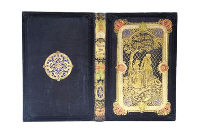 un vieux livre avec une couverture dorée et bleue sur fond blanc
