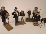 cinq figurines représentant des hommes vêtus de costumes d'époque