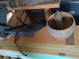 un bol contenant une fourchette, posé sur une table